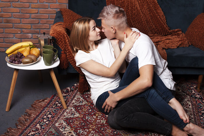 Guy Catches Fiancée Cheating On Him Red-Handed, She Defends Herself, Saying It Was “Just A Kiss” Guy Catches Fiancée Cheating On Him Red-Handed, She Defends Herself, Saying It Was “Just A Kiss”
