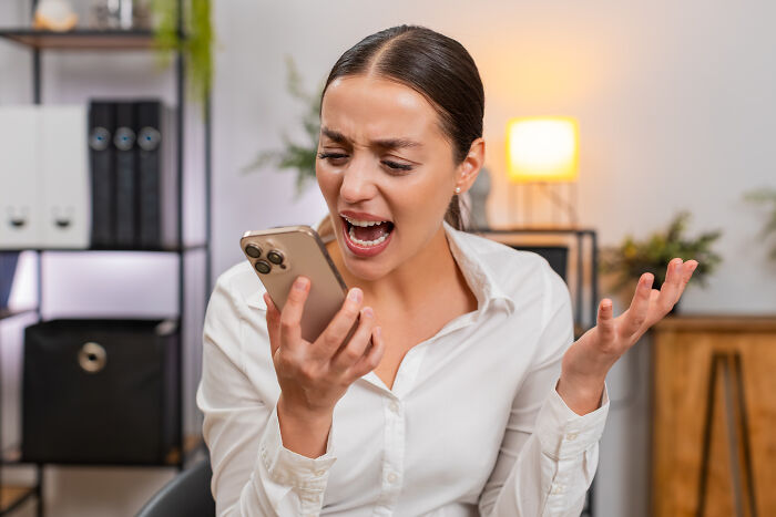 Guy Catches Fiancée Cheating On Him Red-Handed, She Defends Herself, Saying It Was “Just A Kiss” Guy Catches Fiancée Cheating On Him Red-Handed, She Defends Herself, Saying It Was “Just A Kiss”