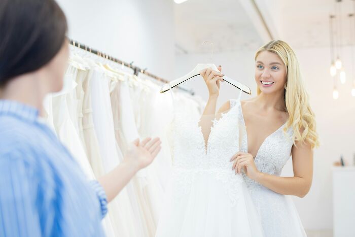 Mom Tries To Swindle Store Out Of A $2K Wedding Dress, Lands In Jail For Multiple Charges Instead Mom Tries To Swindle Store Out Of A $2K Wedding Dress, Lands In Jail For Multiple Charges Instead