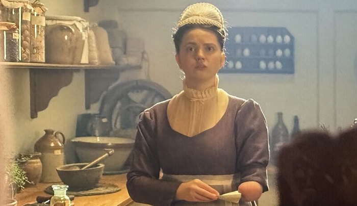 Gracie the Bridgerton actress with one arm