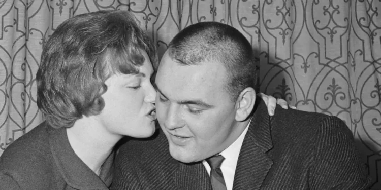 Dick Butkus wife kissing him on cheeks