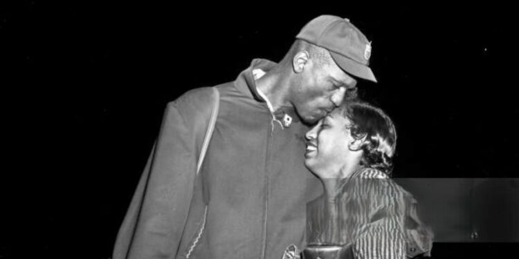 Bill Russel kissing his wife Rose Swisher