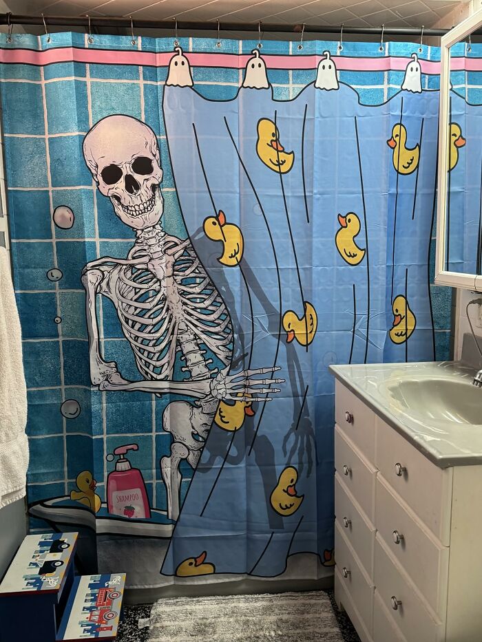 64 Quirky And Hilarious Shower Curtains That Perfectly Show People’s Personalities