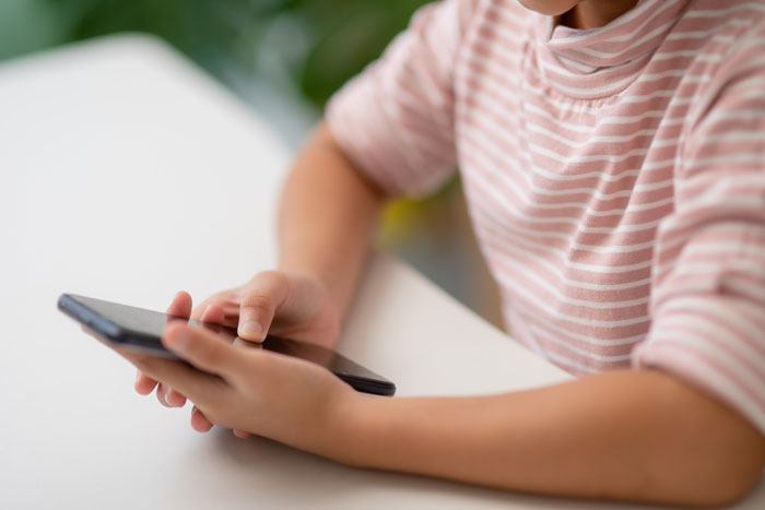 Woman Finds Husband’s “Lost Phone” Starts Losing Her Mind Over It