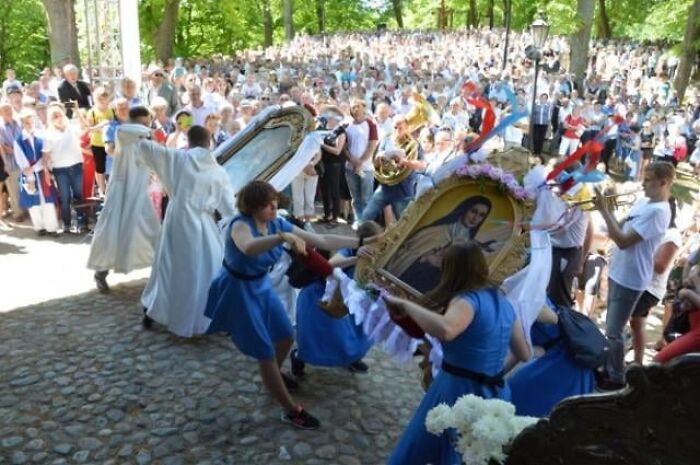 47 Completely Normal Things In Some Countries That Shock Foreigners