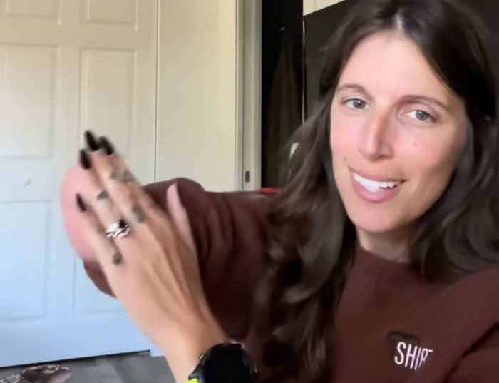 Woman With No Right Hand Speaks Out After She Was Ticketed For Using Her Phone With Her Right Hand Woman With No Right Hand Speaks Out After She Was Ticketed For Using Her Phone With Her Right Hand