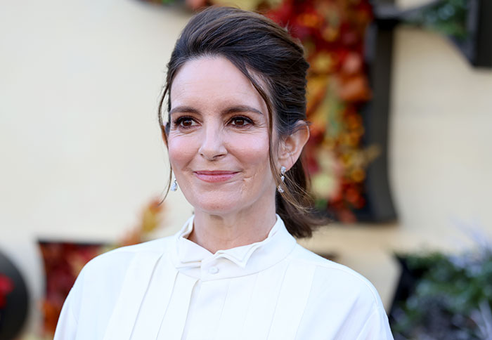 Tina Fey Sets The Record Straight On Timoth&eacute;e Chalamet&rsquo;s &ldquo;Manspreading&rdquo; Controversy