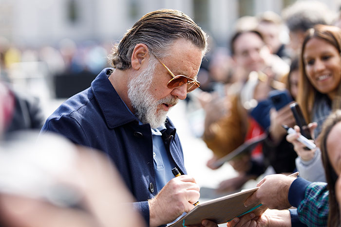 Russell Crowe Breaks Silence With Scathing Retort After Stern Demeanor With Fans Was Captured In Viral Video Russell Crowe Breaks Silence With Scathing Retort After Stern Demeanor With Fans Was Captured In Viral Video