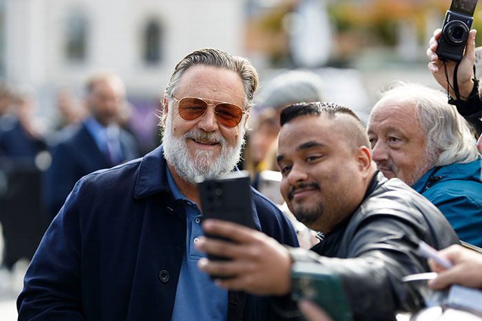 Russell Crowe Breaks Silence With Scathing Retort After Stern Demeanor With Fans Was Captured In Viral Video Russell Crowe Breaks Silence With Scathing Retort After Stern Demeanor With Fans Was Captured In Viral Video