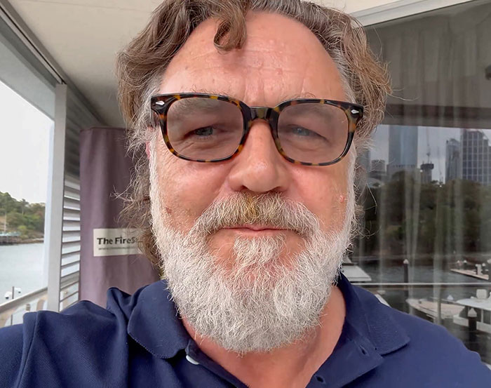 Russell Crowe Breaks Silence With Scathing Retort After Stern Demeanor With Fans Was Captured In Viral Video Russell Crowe Breaks Silence With Scathing Retort After Stern Demeanor With Fans Was Captured In Viral Video