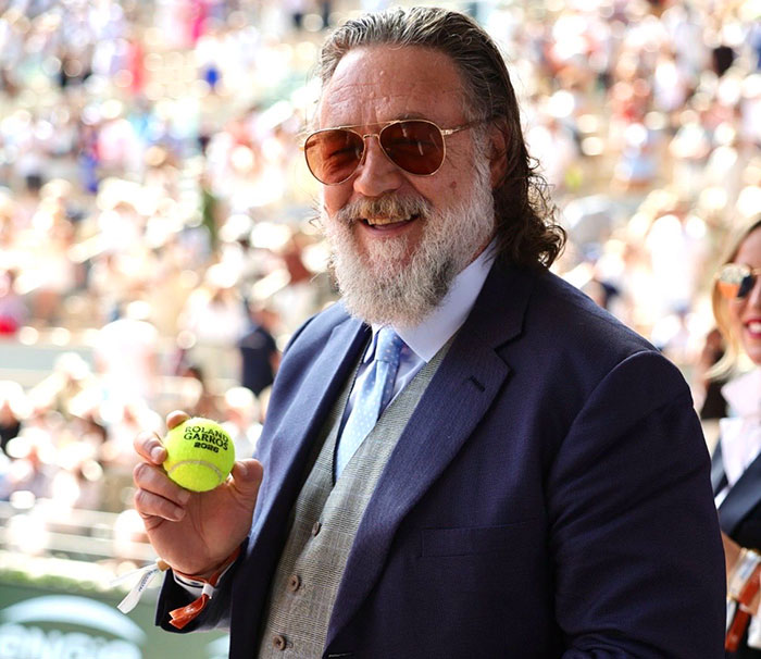 Russell Crowe Breaks Silence With Scathing Retort After Stern Demeanor With Fans Was Captured In Viral Video Russell Crowe Breaks Silence With Scathing Retort After Stern Demeanor With Fans Was Captured In Viral Video