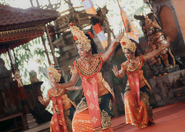 Thai Police Spark Flurry Of Reactions After Dressing Up As Dance Troupe To Catch Suspect Thai Police Spark Flurry Of Reactions After Dressing Up As Dance Troupe To Catch Suspect