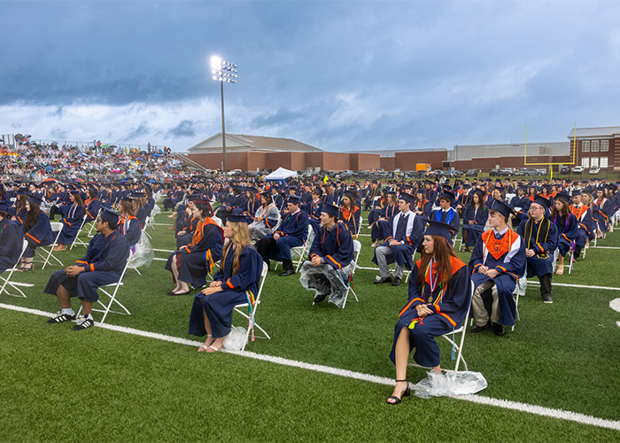 Parents Call Out High School Over Graduation In Pouring Rain, But Netizens Have Little Sympathy