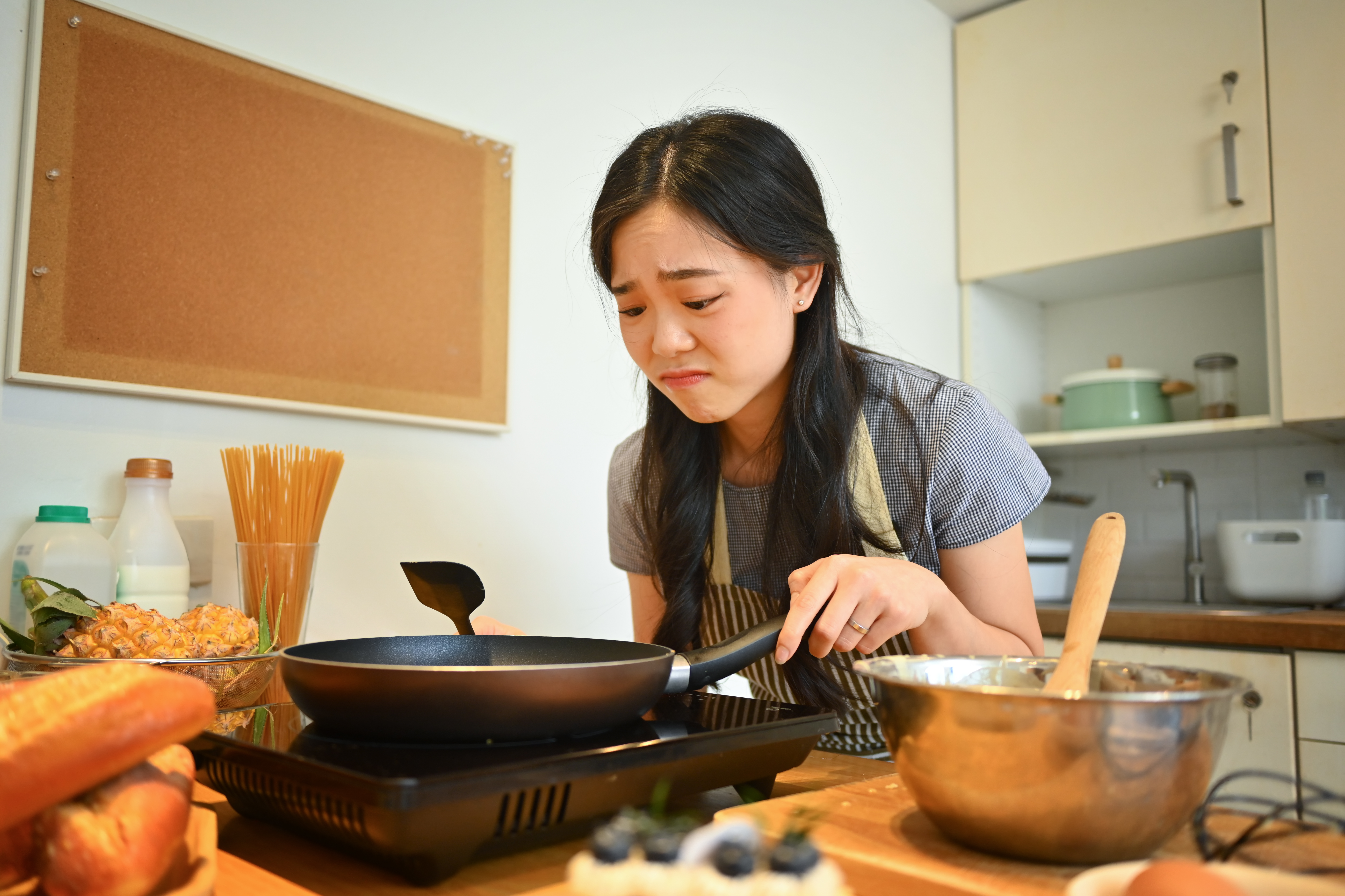 Man Humiliates Wife At Dinner After Realizing Her Food Complaints Never Made Sense Man Humiliates Wife At Dinner After Realizing Her Food Complaints Never Made Sense