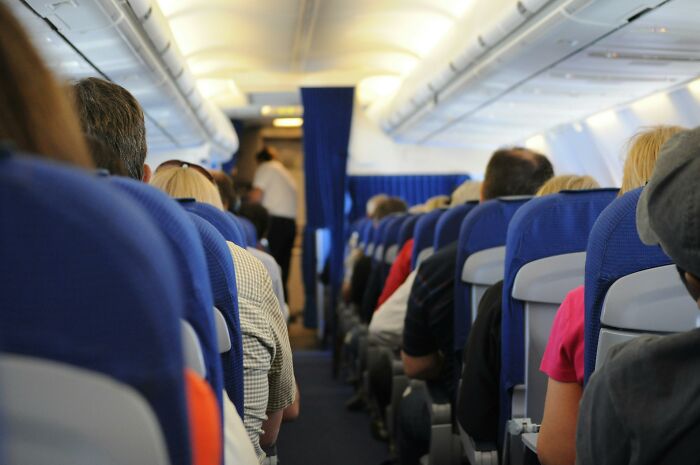20 Things Plane Passengers Do That They Think Are Safe But They&rsquo;re Not