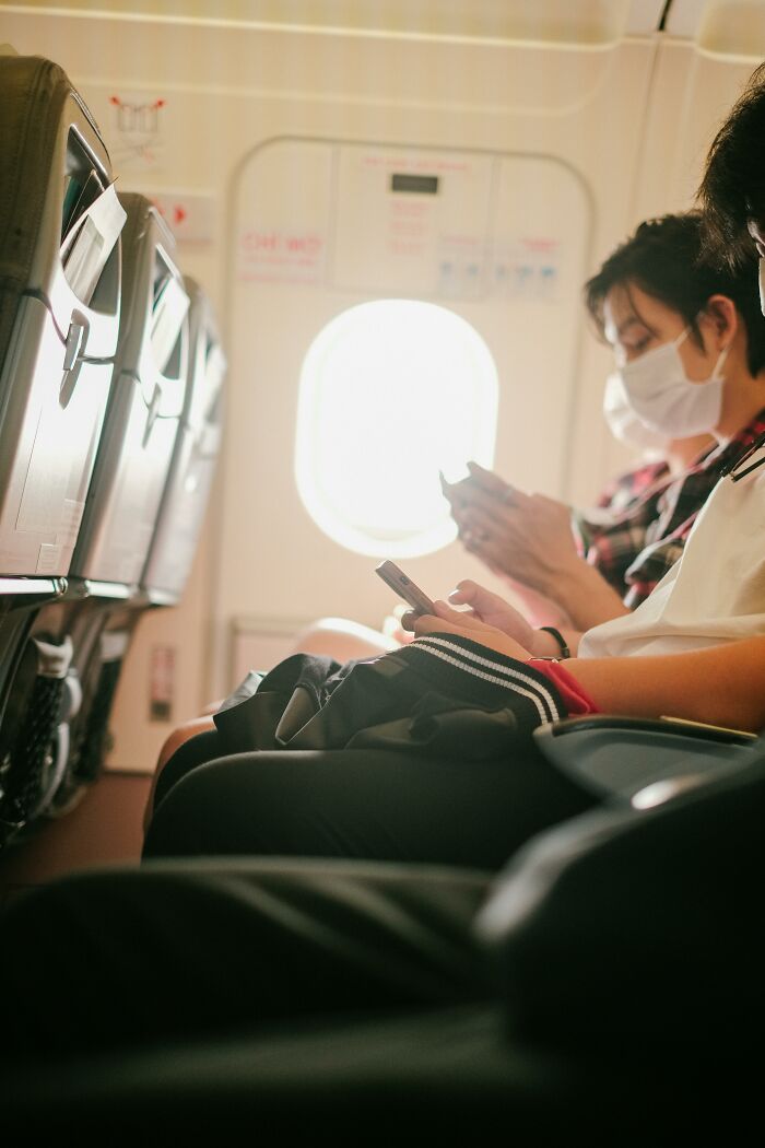 20 Things Plane Passengers Do That They Think Are Safe But They&rsquo;re Not