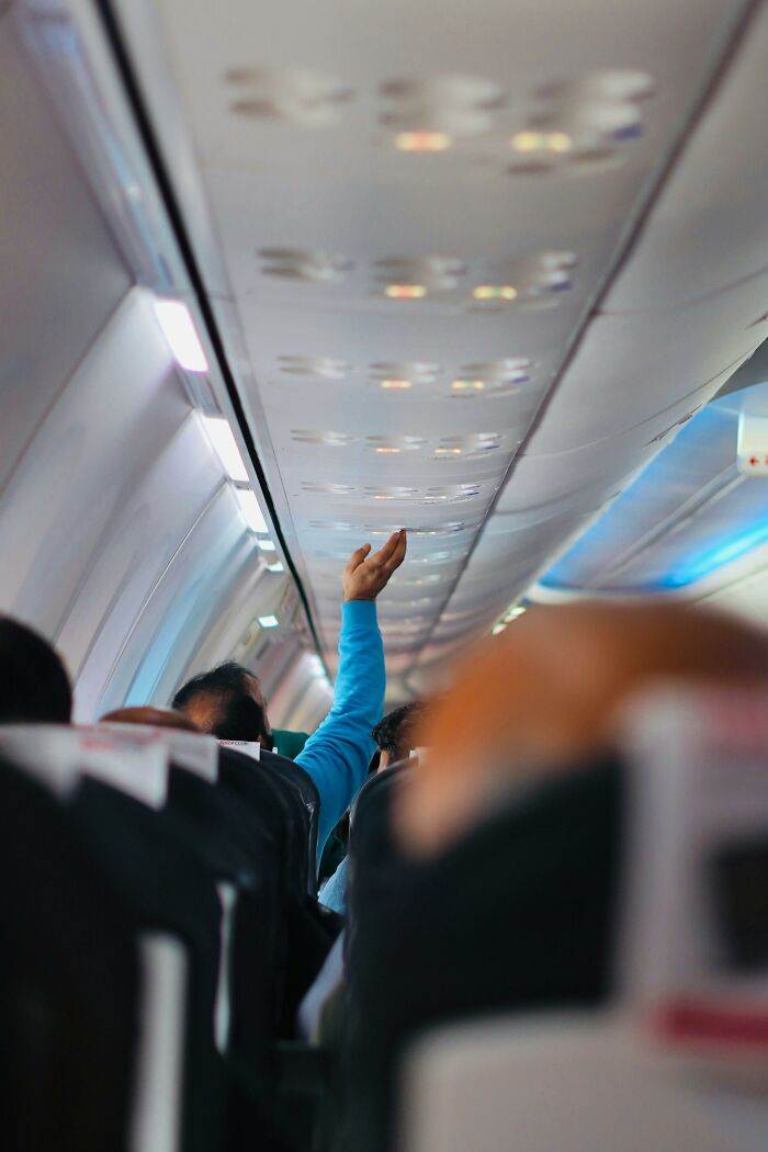 20 Things Plane Passengers Do That They Think Are Safe But They&rsquo;re Not