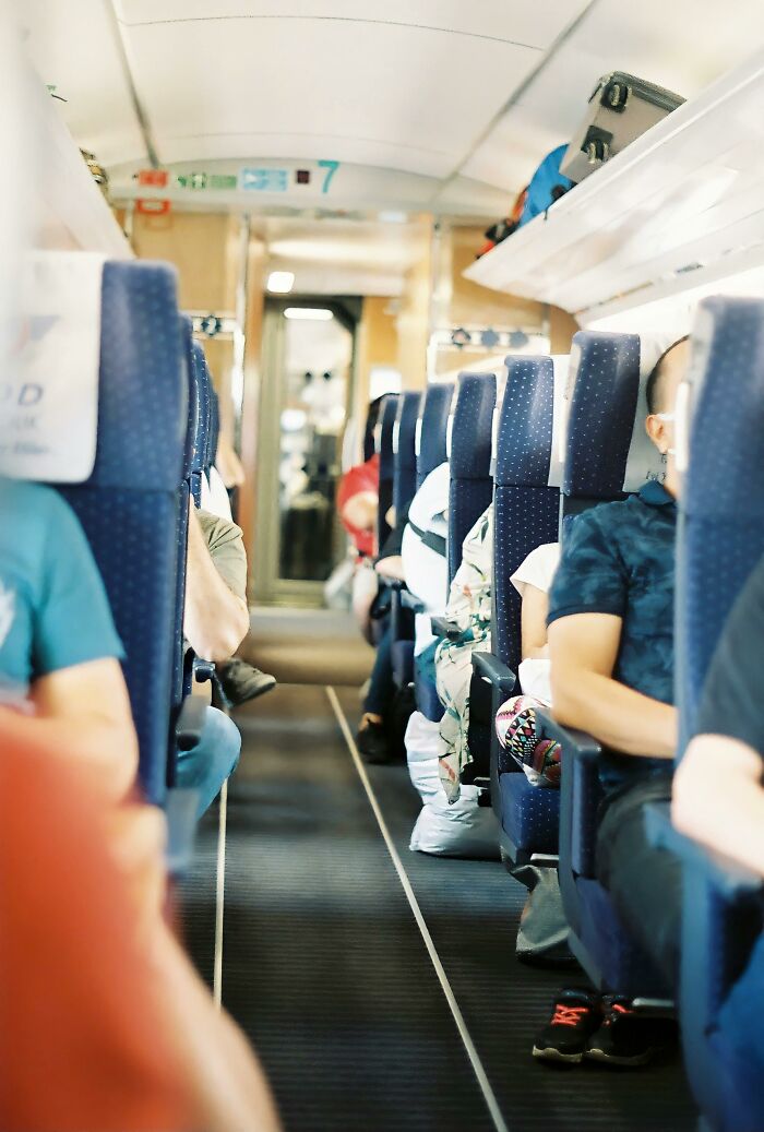 20 Things Plane Passengers Do That They Think Are Safe But They&rsquo;re Not