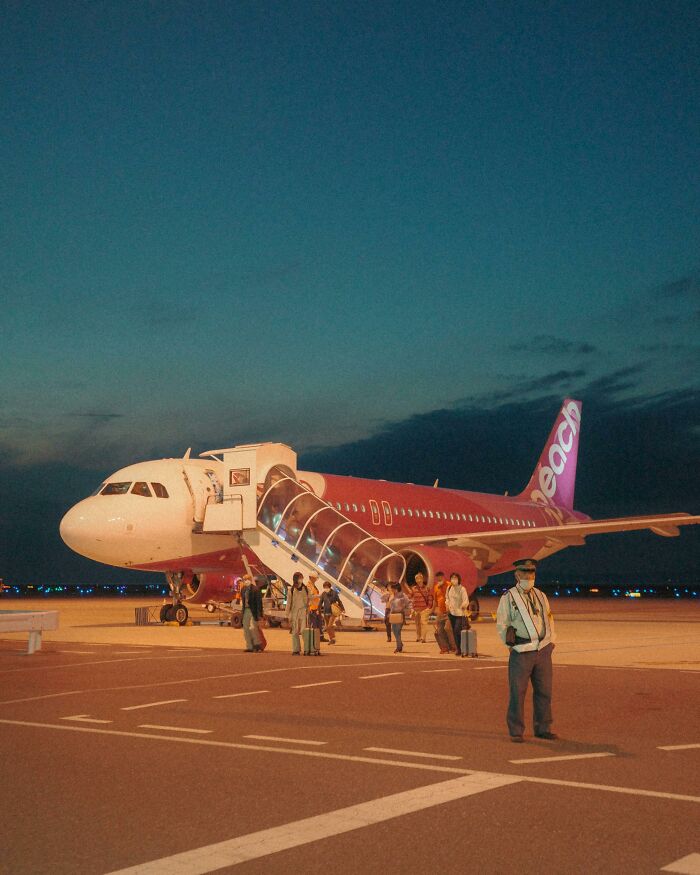 20 Things Plane Passengers Do That They Think Are Safe But They&rsquo;re Not