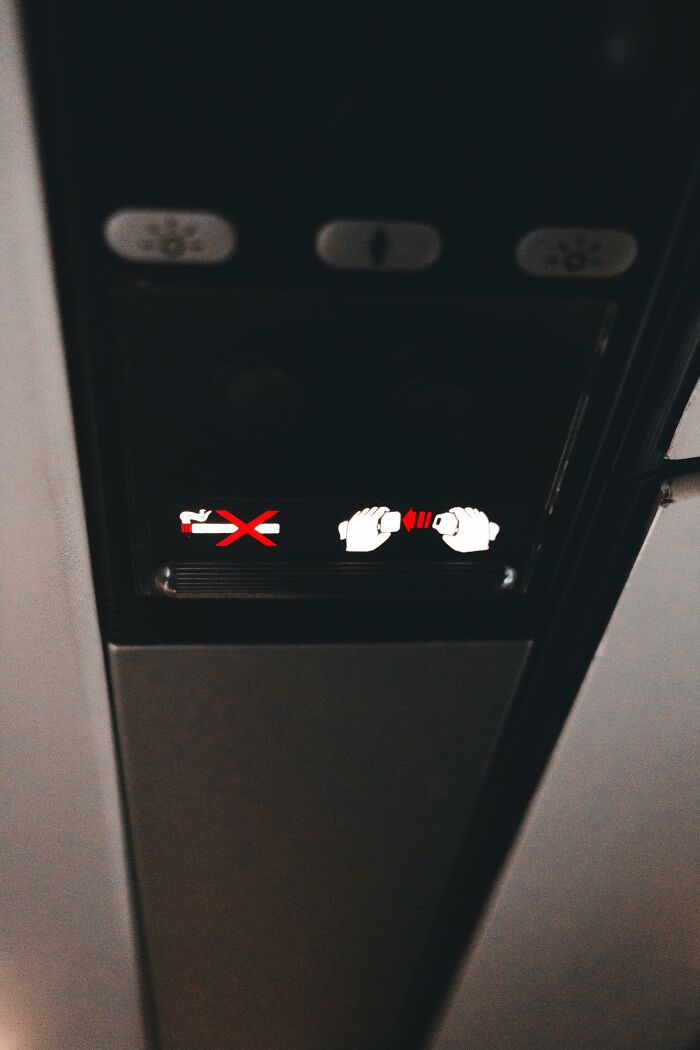 20 Things Plane Passengers Do That They Think Are Safe But They&rsquo;re Not