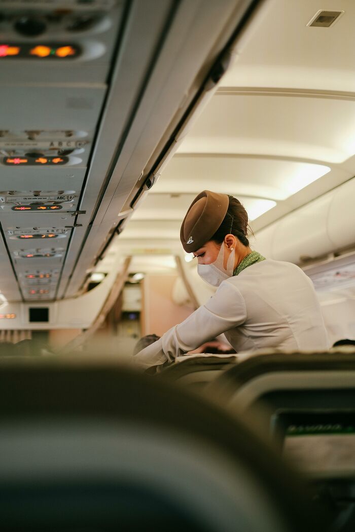 20 Things Plane Passengers Do That They Think Are Safe But They&rsquo;re Not