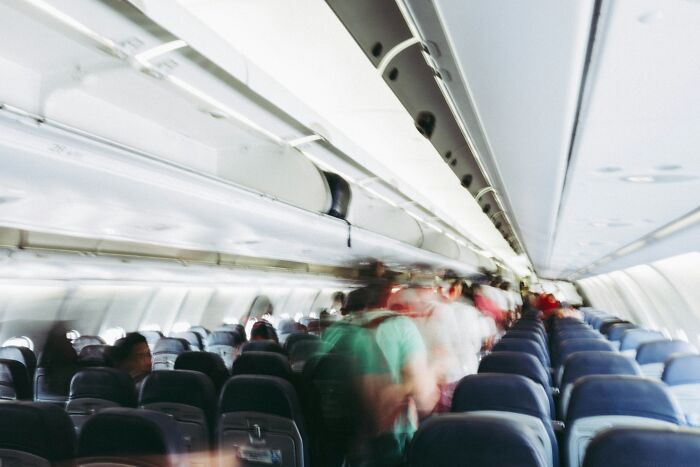 20 Things Plane Passengers Do That They Think Are Safe But They&rsquo;re Not