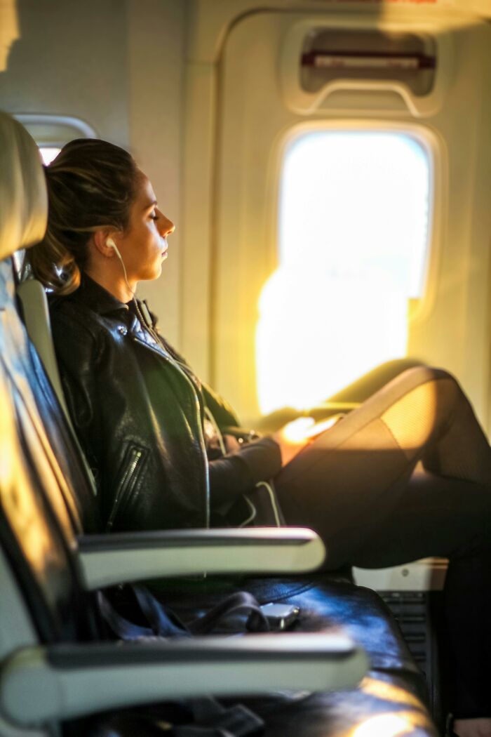 20 Things Plane Passengers Do That They Think Are Safe But They&rsquo;re Not