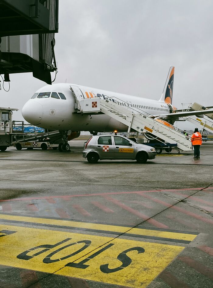 20 Things Plane Passengers Do That They Think Are Safe But They&rsquo;re Not