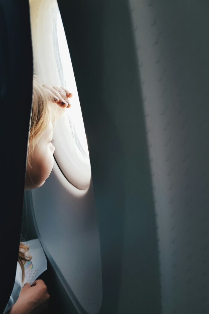 20 Things Plane Passengers Do That They Think Are Safe But They&rsquo;re Not