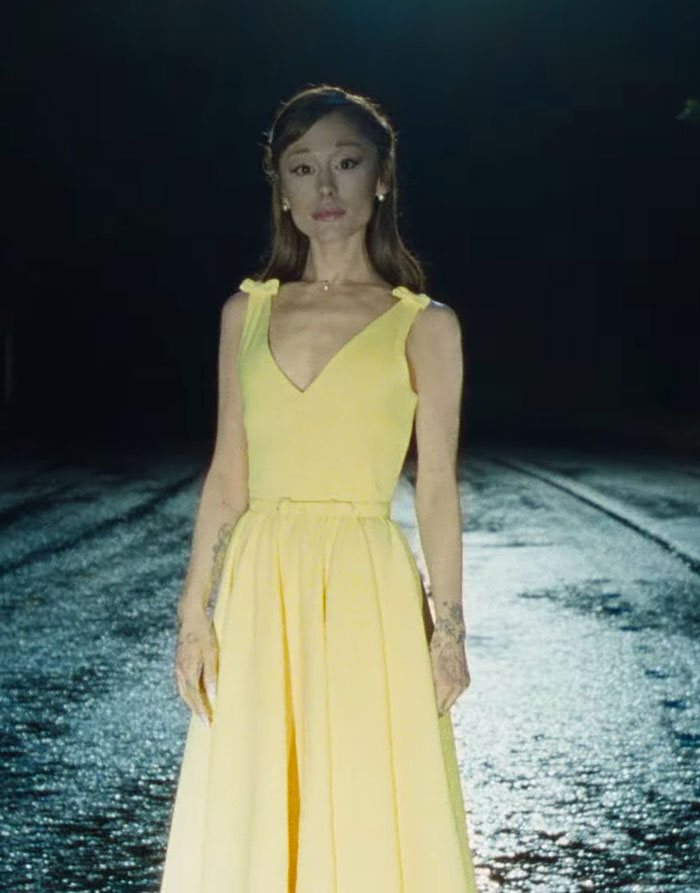 “I’m Sorry But This Is Concerning”: Ariana Grande’s Latest Video Sparks Unease As Fans Spot Strange Detail “I’m Sorry But This Is Concerning”: Ariana Grande’s Latest Video Sparks Unease As Fans Spot Strange Detail