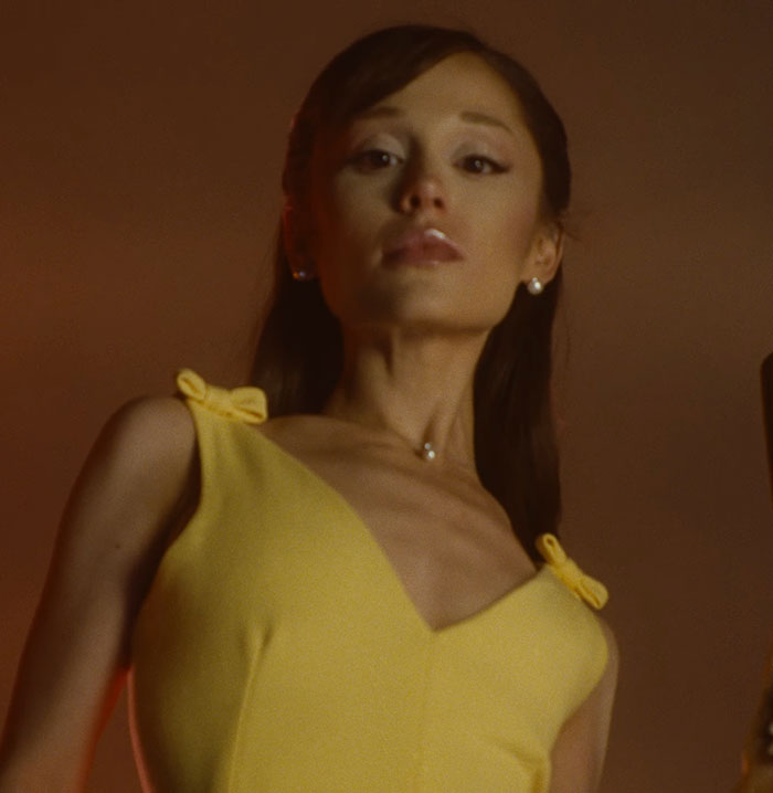 “I’m Sorry But This Is Concerning”: Ariana Grande’s Latest Video Sparks Unease As Fans Spot Strange Detail “I’m Sorry But This Is Concerning”: Ariana Grande’s Latest Video Sparks Unease As Fans Spot Strange Detail