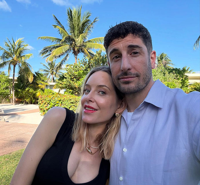 Jason Biggs’ Soon-To-Be Ex-Wife Deletes Caption After Posting Bedroom Photos With 12YO Son Jason Biggs’ Soon-To-Be Ex-Wife Deletes Caption After Posting Bedroom Photos With 12YO Son