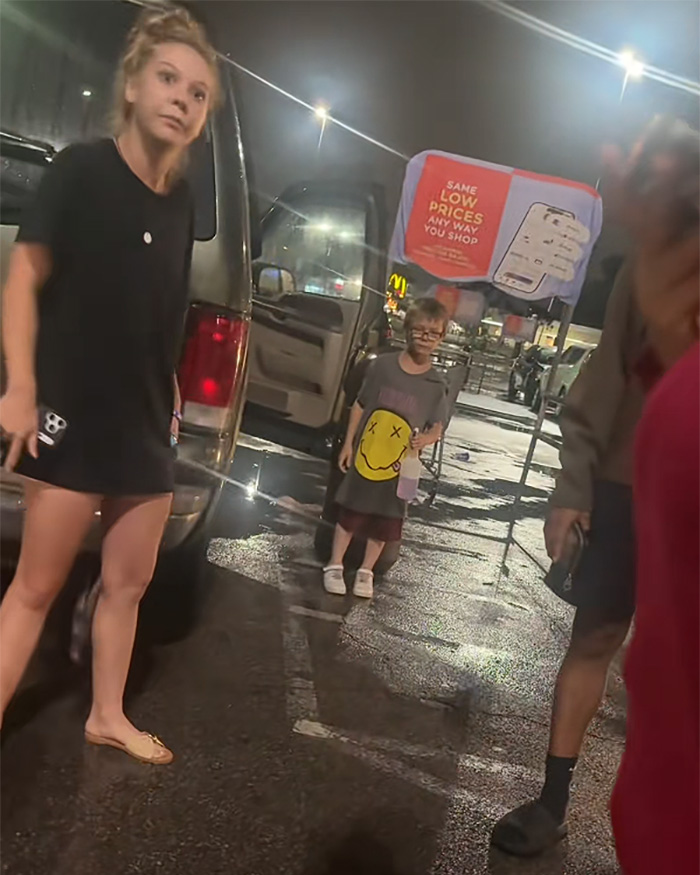 Woman Finds Kids Alone In Hot Car And Allegedly Gets Slapped By Their Mom After Calling For Help