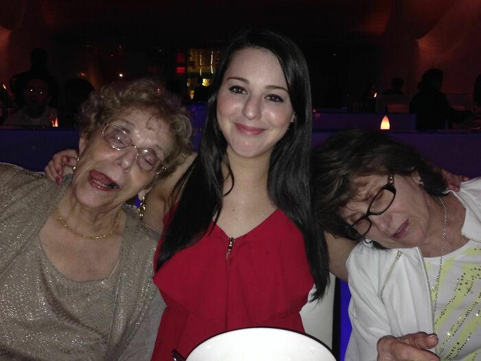 29 Hilarious And Slightly Cursed Nightclub Photos