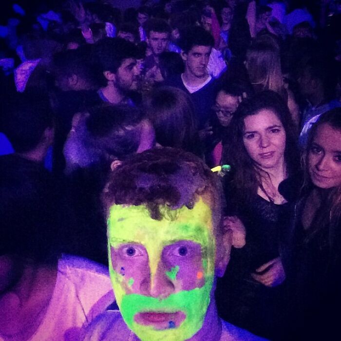 29 Hilarious And Slightly Cursed Nightclub Photos
