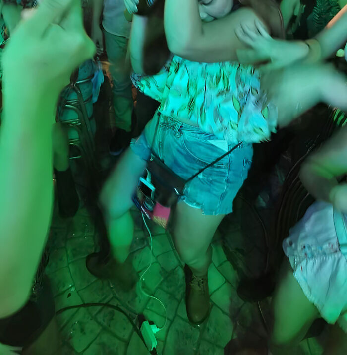 29 Hilarious And Slightly Cursed Nightclub Photos