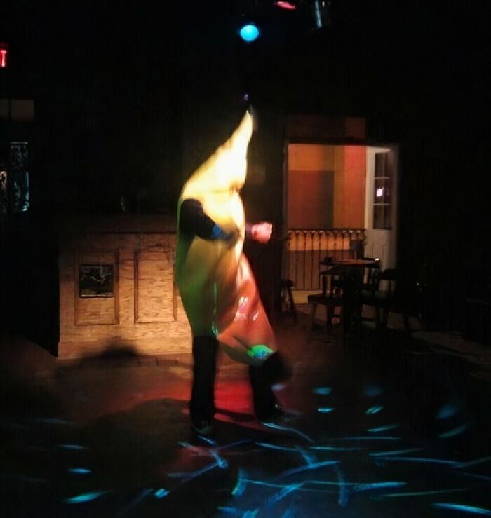 29 Hilarious And Slightly Cursed Nightclub Photos