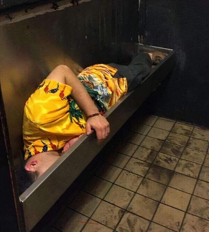 29 Hilarious And Slightly Cursed Nightclub Photos