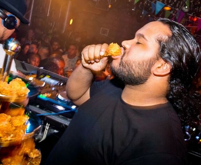 29 Hilarious And Slightly Cursed Nightclub Photos