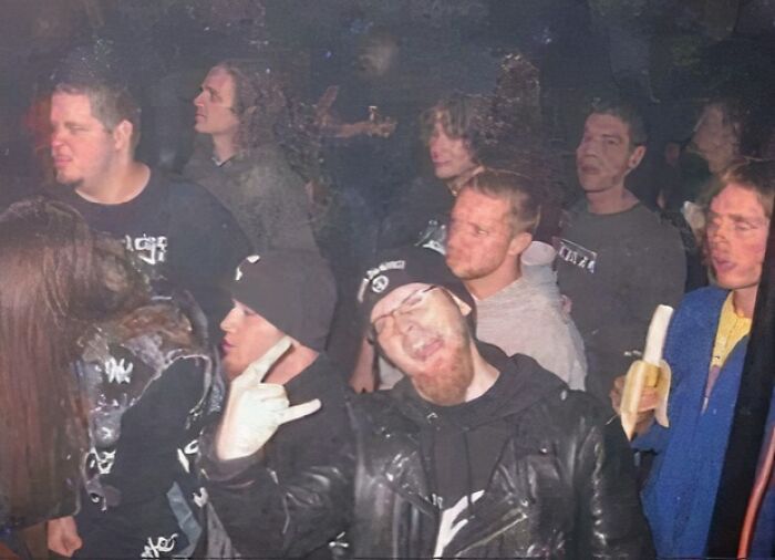 29 Hilarious And Slightly Cursed Nightclub Photos