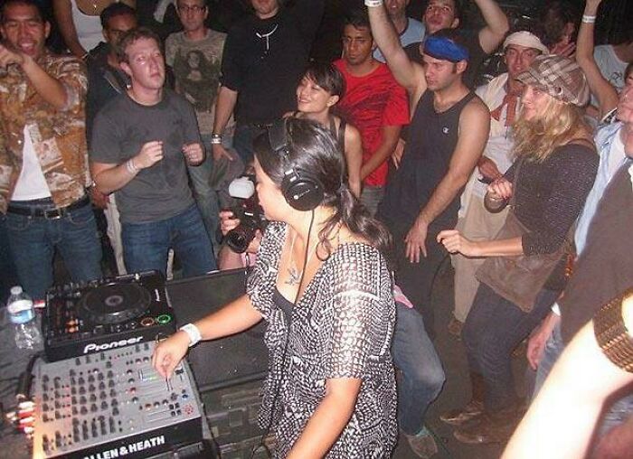 29 Hilarious And Slightly Cursed Nightclub Photos