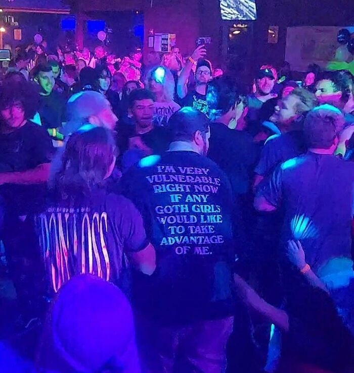 29 Hilarious And Slightly Cursed Nightclub Photos