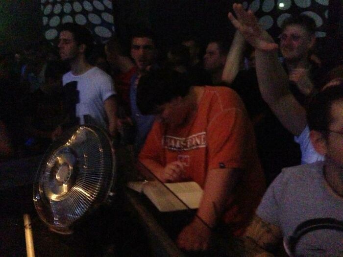 29 Hilarious And Slightly Cursed Nightclub Photos