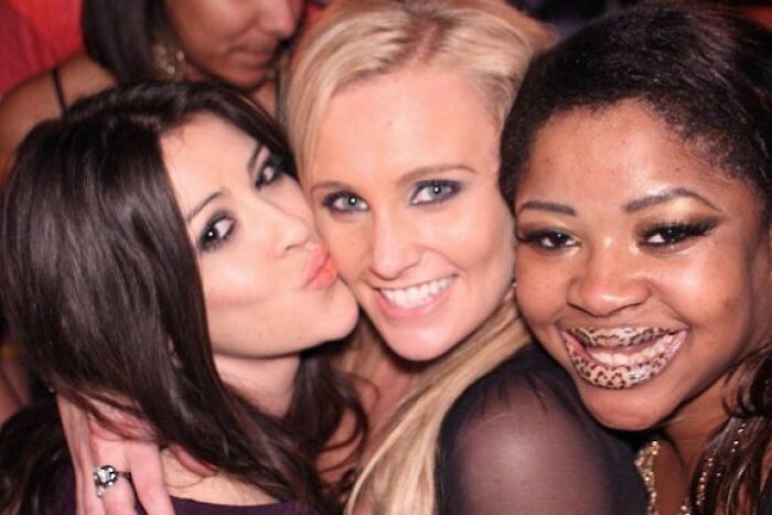 29 Hilarious And Slightly Cursed Nightclub Photos