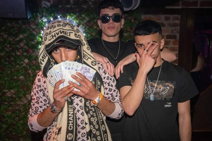 29 Hilarious And Slightly Cursed Nightclub Photos