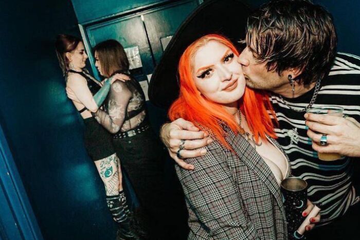 29 Hilarious And Slightly Cursed Nightclub Photos