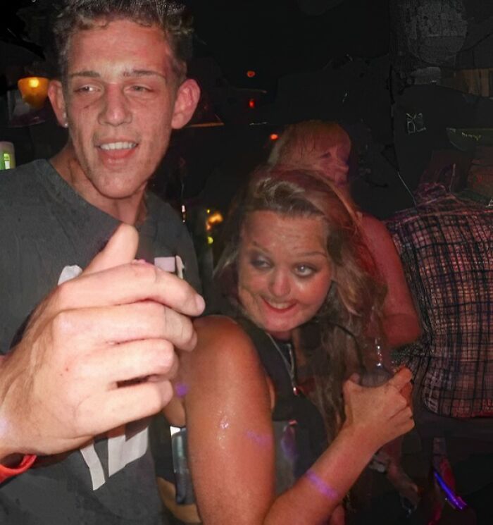 29 Hilarious And Slightly Cursed Nightclub Photos