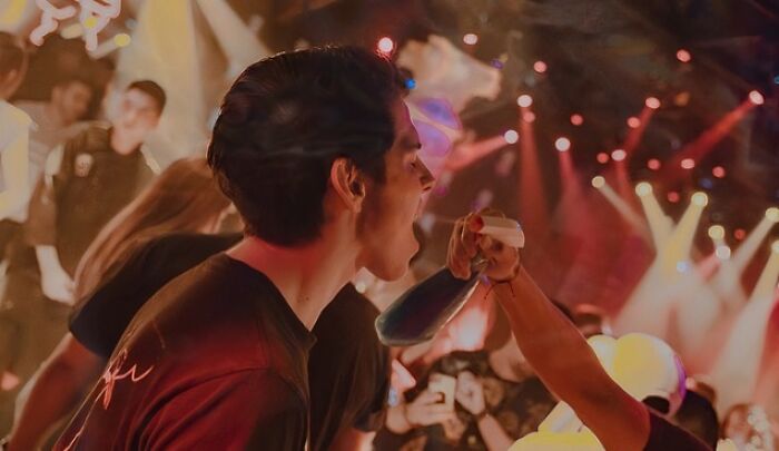 29 Hilarious And Slightly Cursed Nightclub Photos