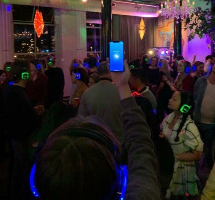 29 Hilarious And Slightly Cursed Nightclub Photos