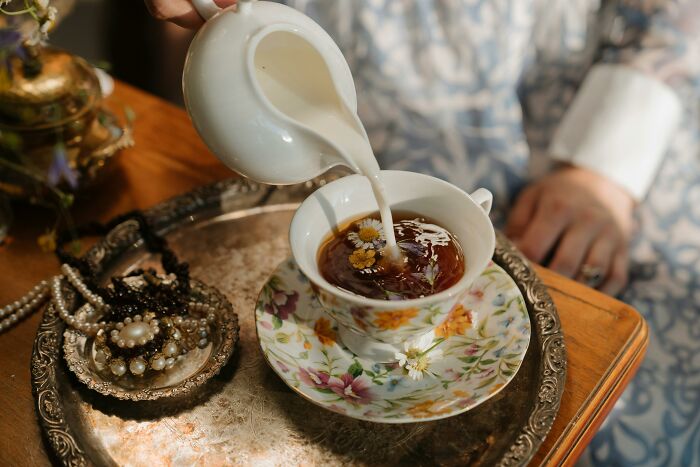 &ldquo;I Own Both A Teapot And A Tea Cosy&rdquo;: 60 Funny Ways To Tell That Someone Is British